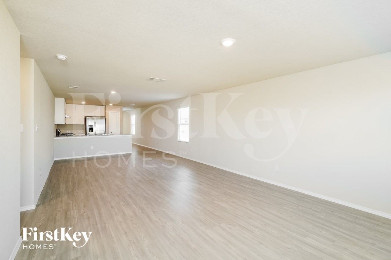 10747 Prusiner Dr - Photo 4 of 15