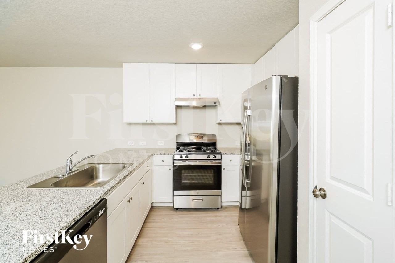 10747 Prusiner Dr - Photo 6 of 15