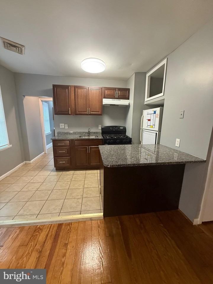323 Collins Ave #2 - Photo 5 of 17