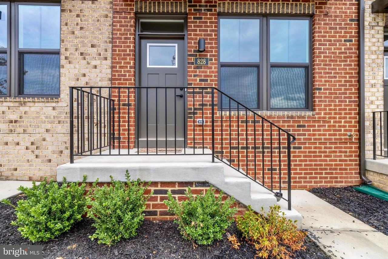 828 Watts St - Photo 4 of 50