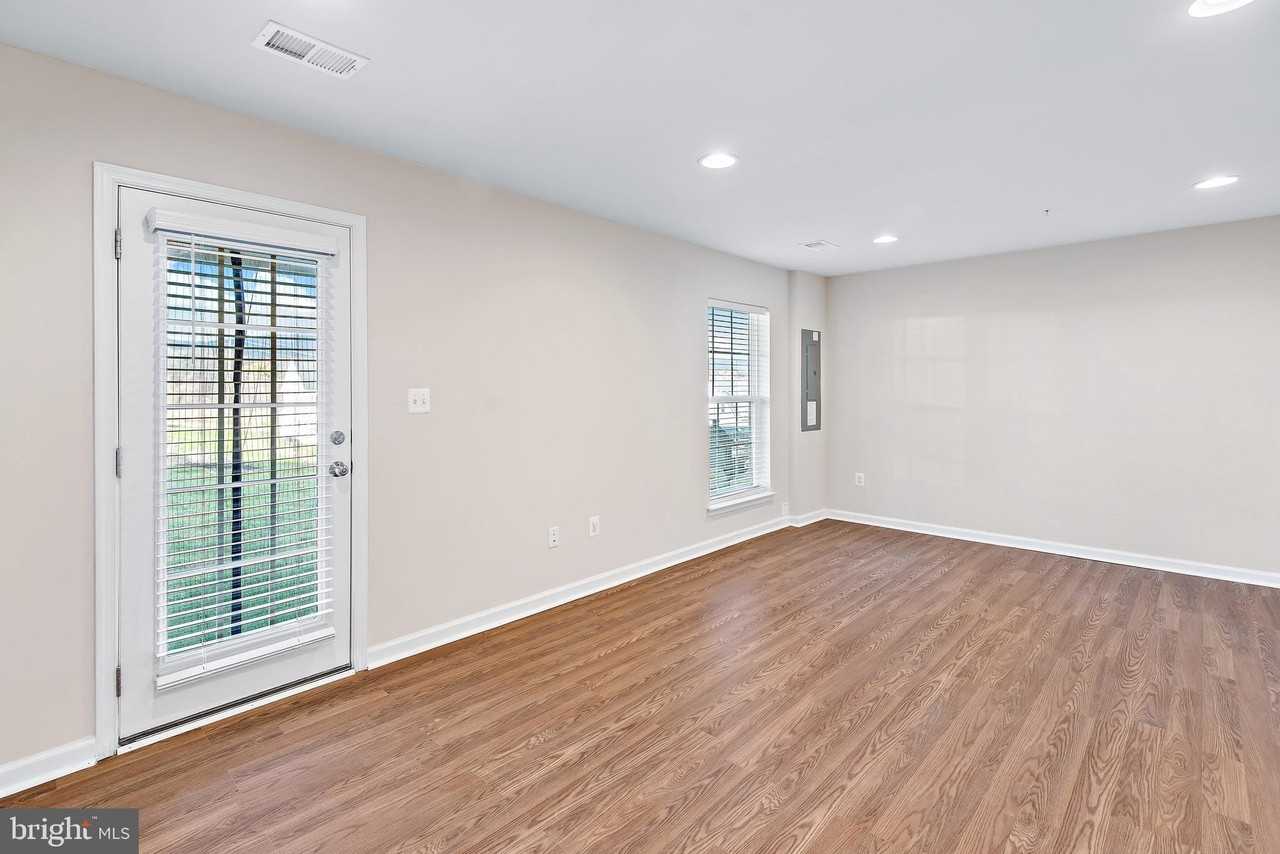 1549 Wilmer Park Ln - Photo 5 of 33