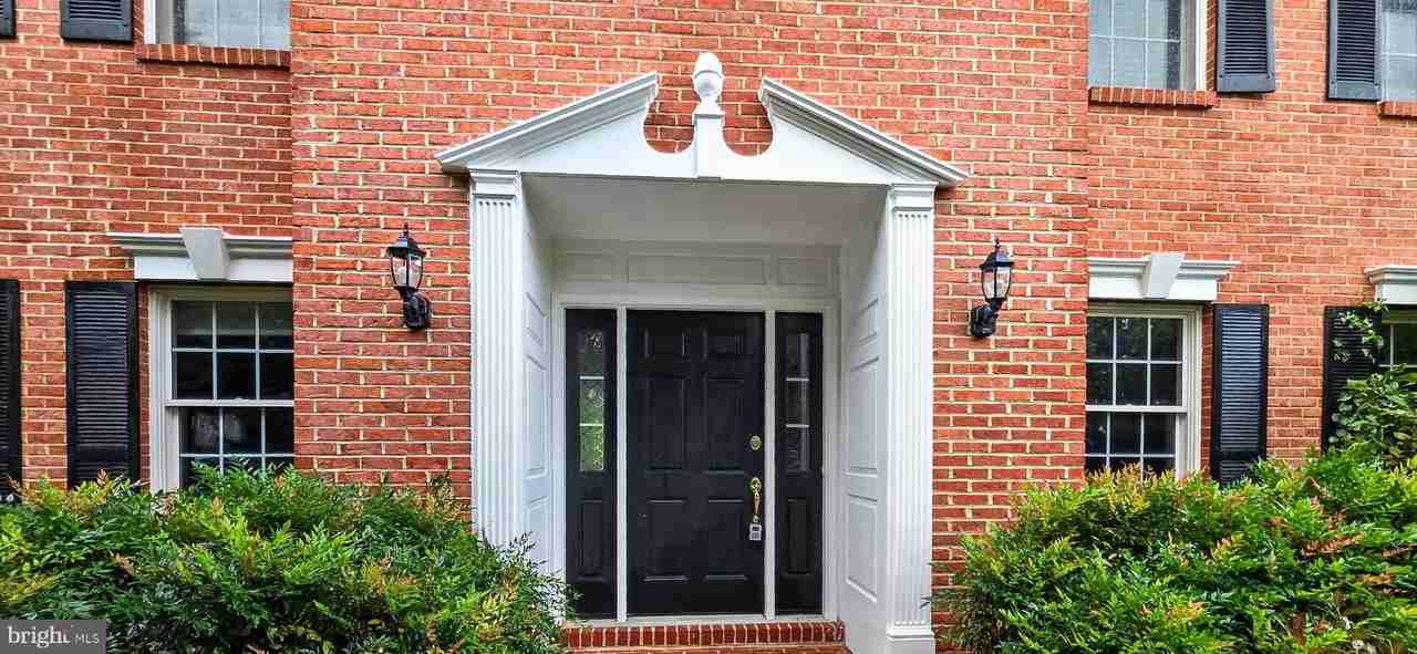 6933 Sandy Creek Ct - Photo 3 of 50
