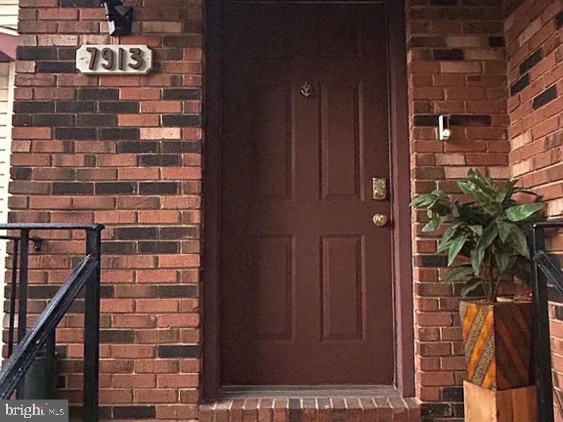 7913 Red Jacket Way - Photo 2 of 9