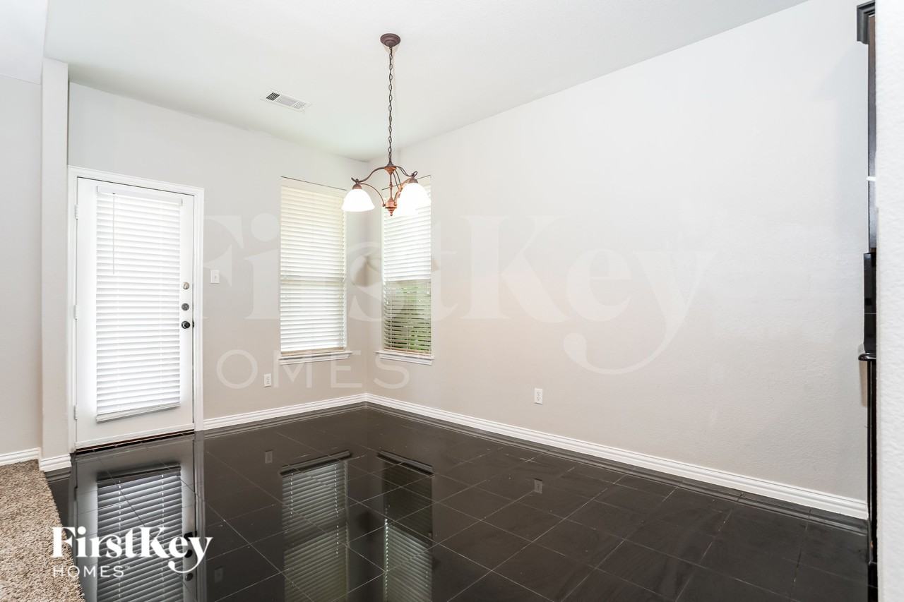 1209 Wentwood Dr - Photo 4 of 16