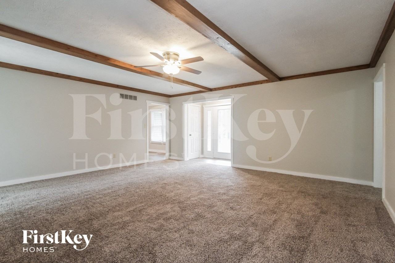 525 Thornberry Dr - Photo 3 of 15