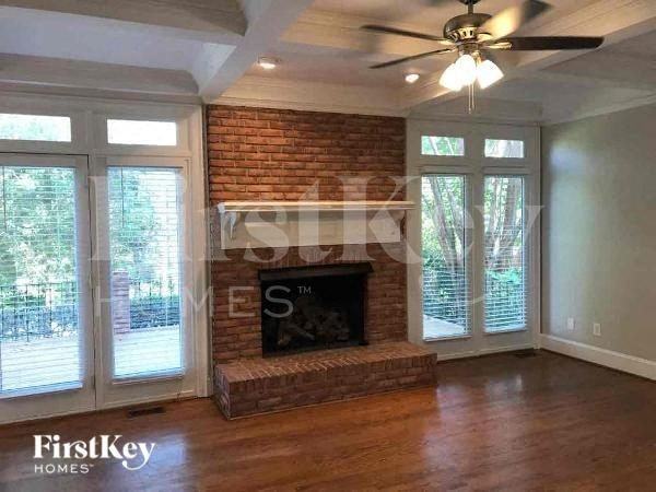 2927 Berwick Ln - Photo 2 of 11