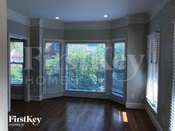 2927 Berwick Ln - Photo 3 of 11