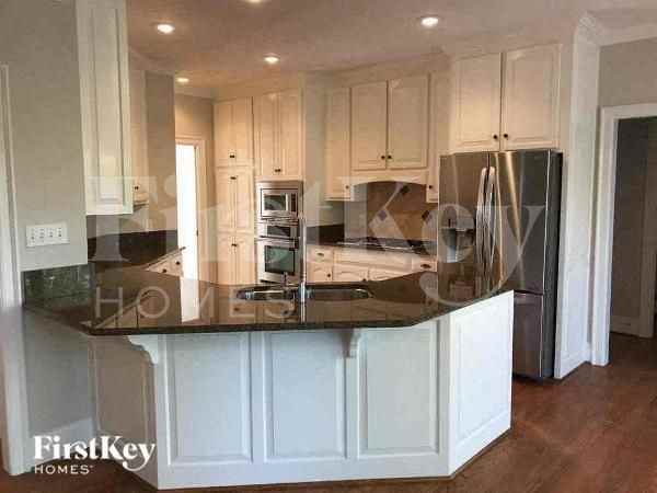 2927 Berwick Ln - Photo 5 of 11