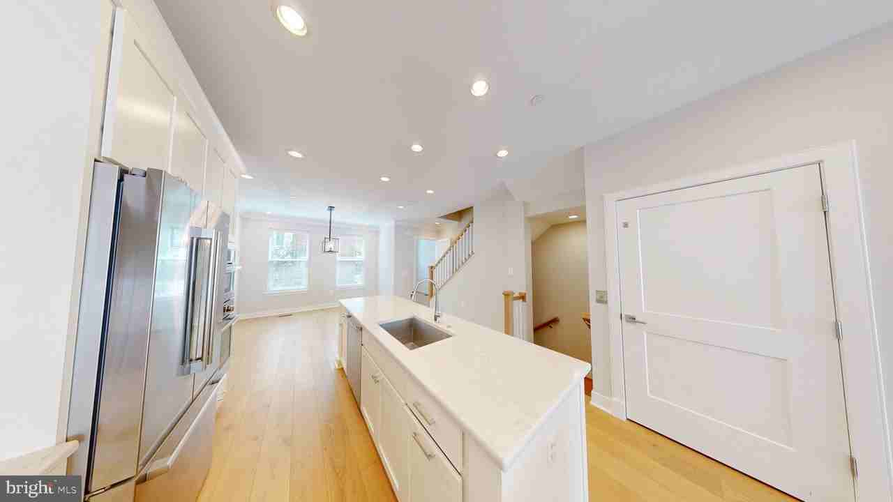 10324 Grosvenor Pl - Photo 3 of 27
