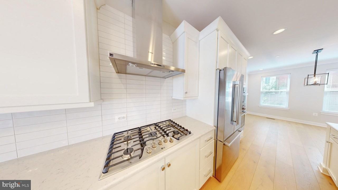 10324 Grosvenor Pl - Photo 4 of 27