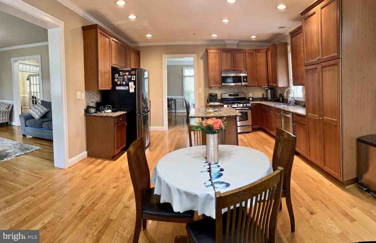 202 Martins Ln - Photo 5 of 47