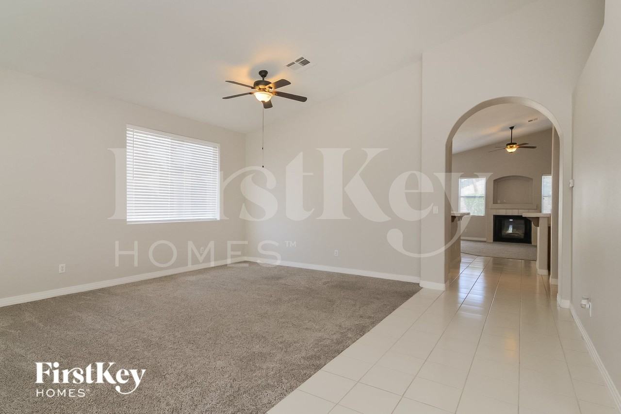 2534 Farmington Ave - Photo 4 of 16