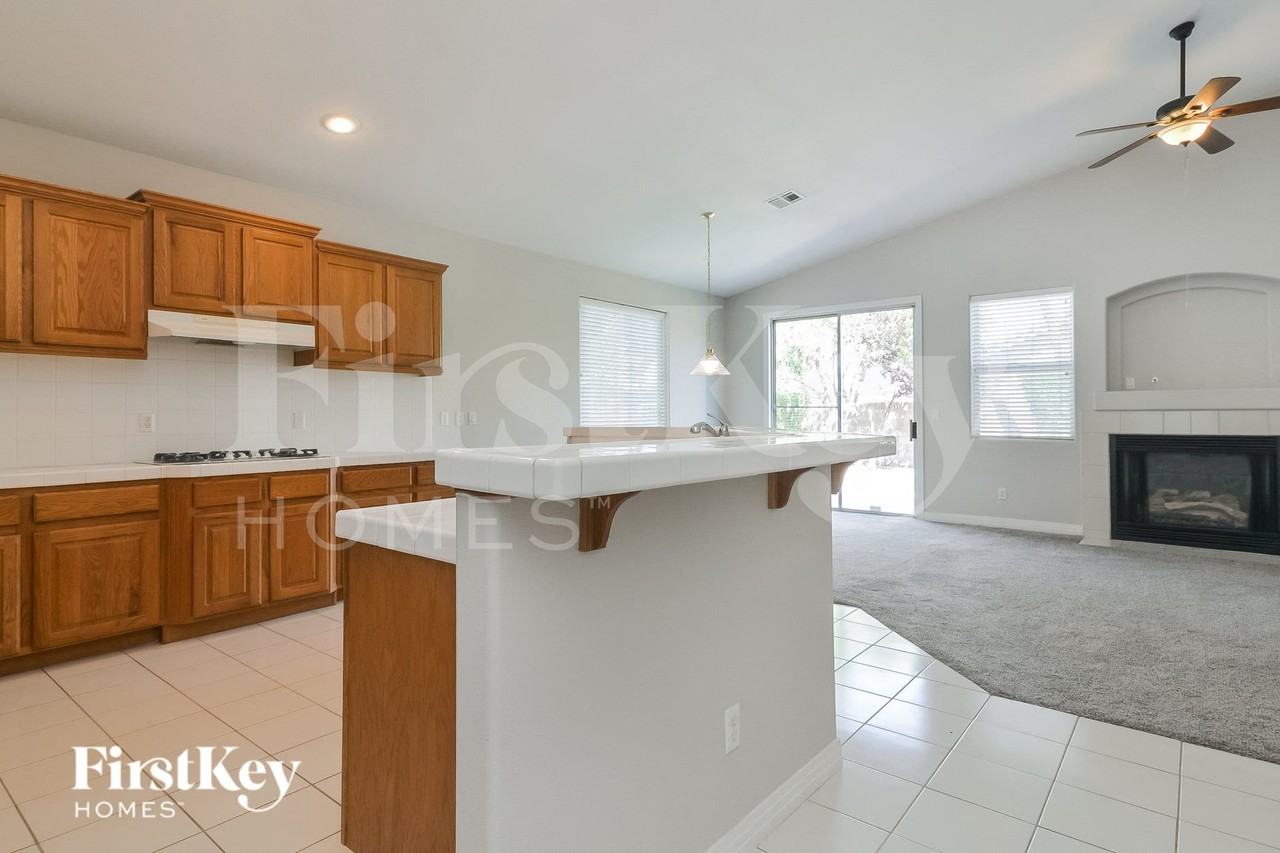 2534 Farmington Ave - Photo 7 of 16