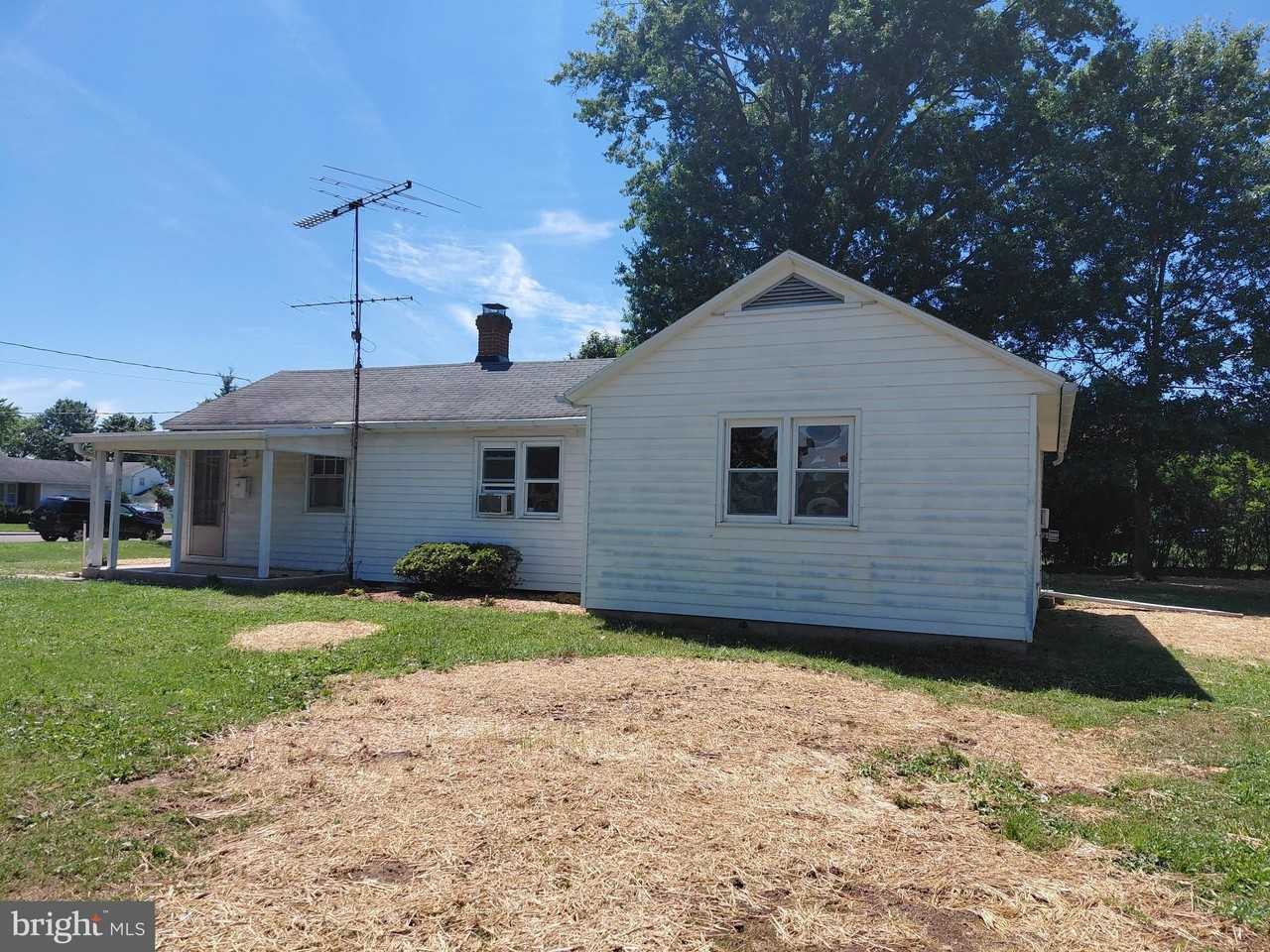 205 E Mill St - Photo 6 of 10