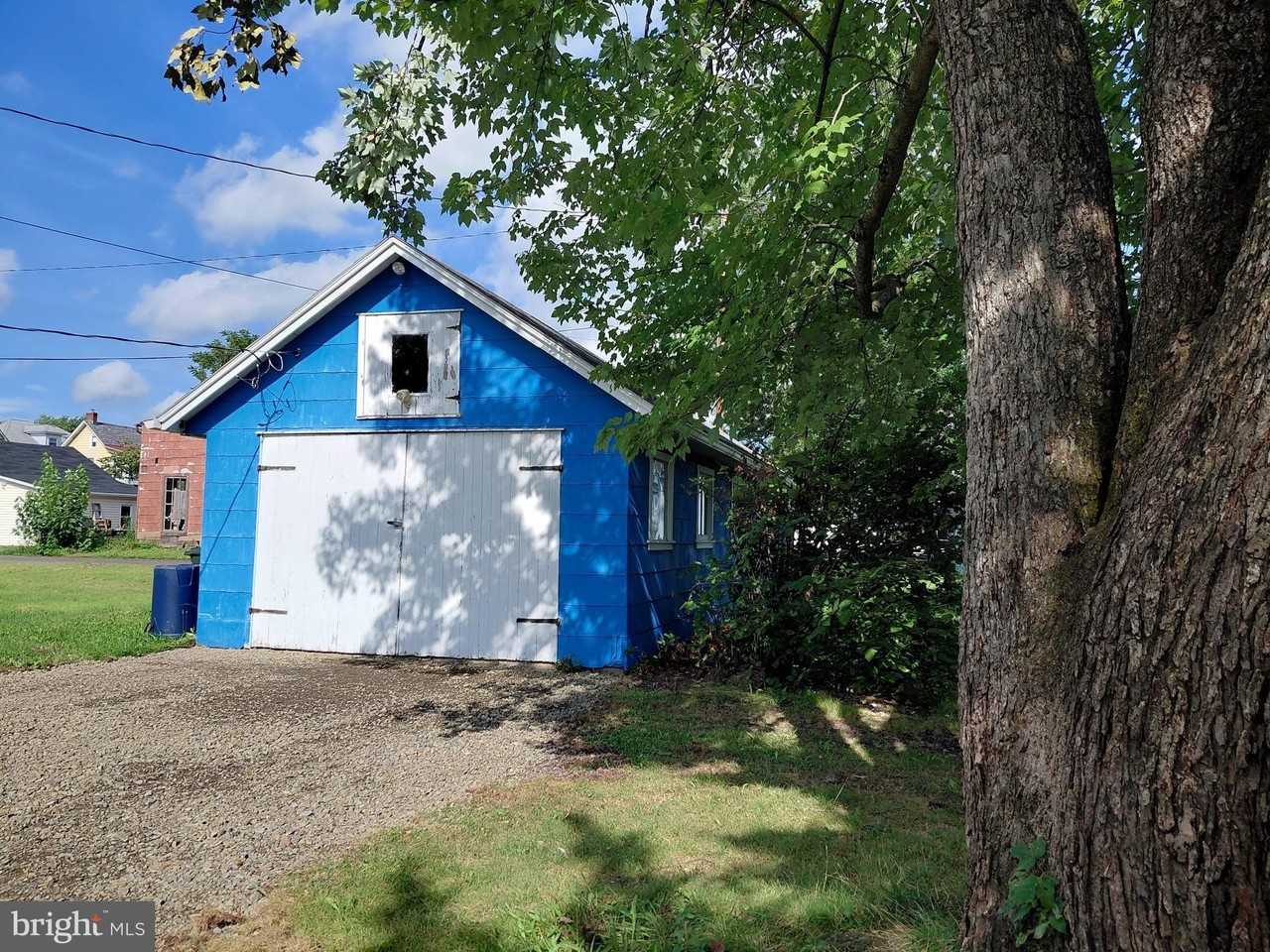 205 E Mill St - Photo 4 of 11
