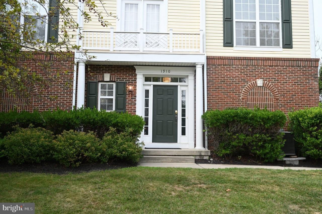 1910 Cavalier Ln - Photo 4 of 40