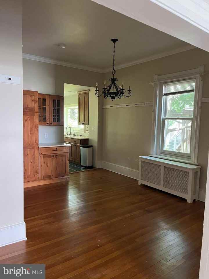 210 Grayling Ave - Photo 7 of 18