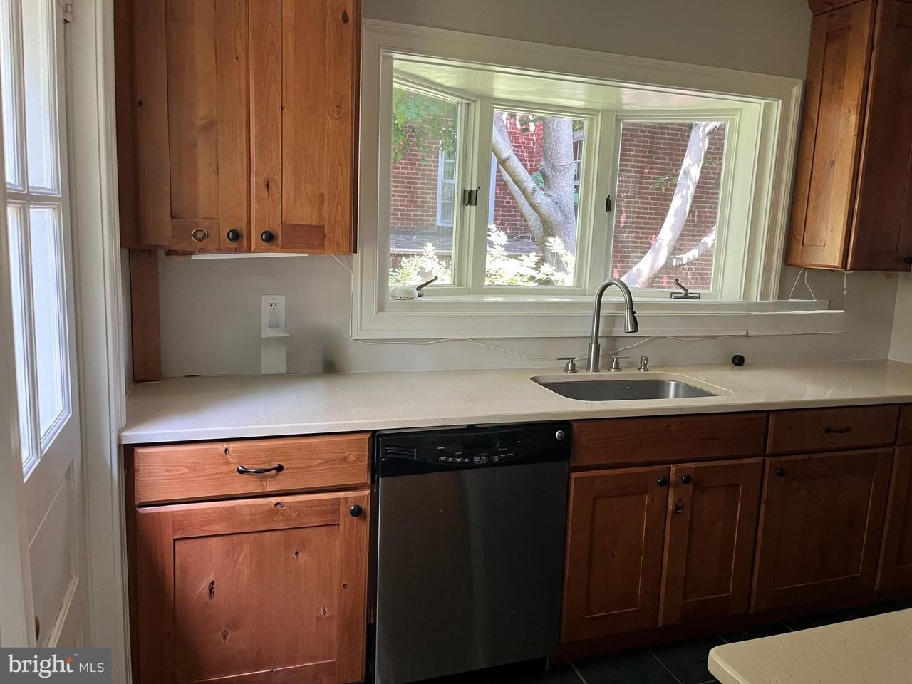 210 Grayling Ave - Photo 6 of 15