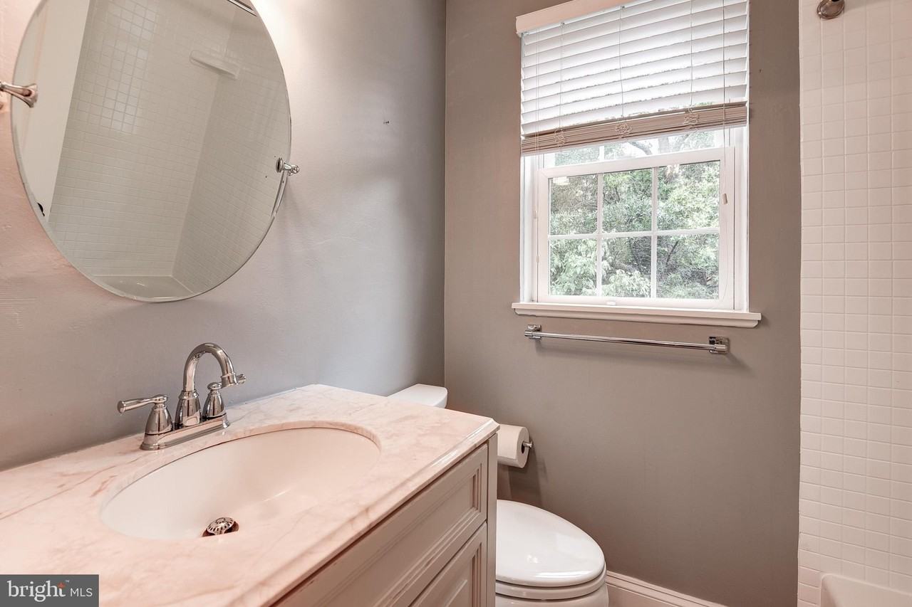 2906 S Buchanan St - Photo 5 of 40