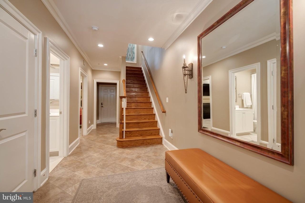 712 Bracey Ln - Photo 3 of 50