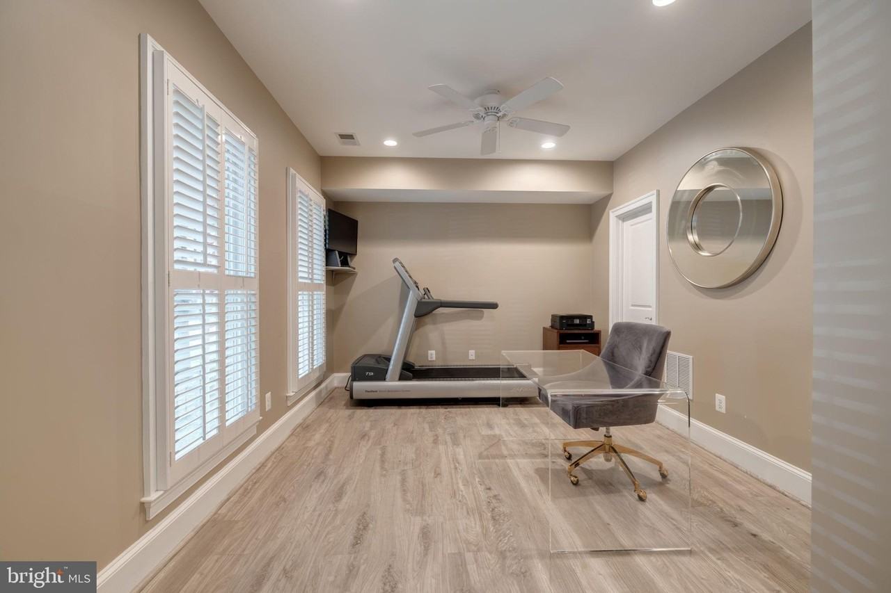 712 Bracey Ln - Photo 4 of 50