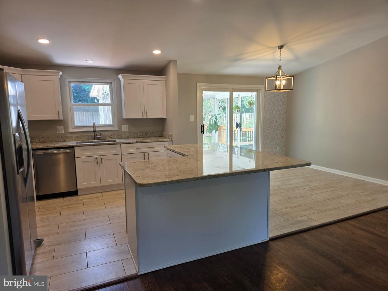 12920 Framingham Ct - Photo 3 of 33