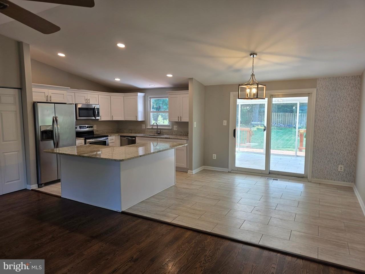 12920 Framingham Ct - Photo 4 of 33