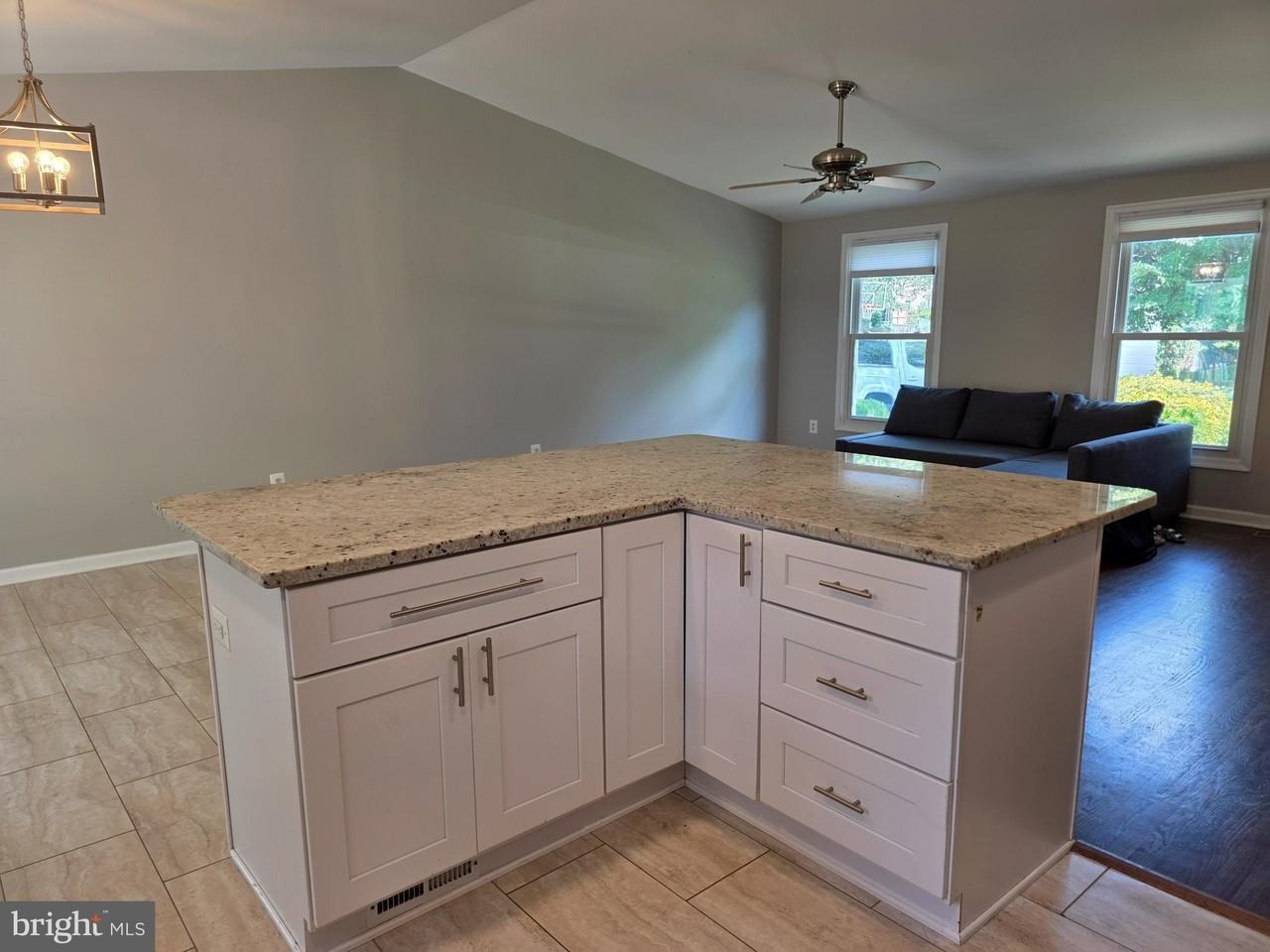 12920 Framingham Ct - Photo 5 of 33