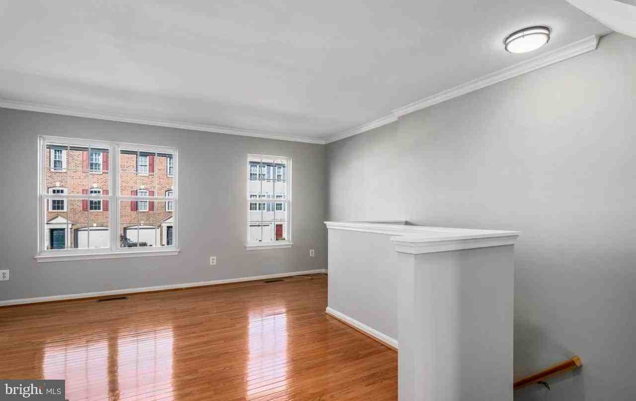 45461 Bluemont Junction Sq - Photo 3 of 20