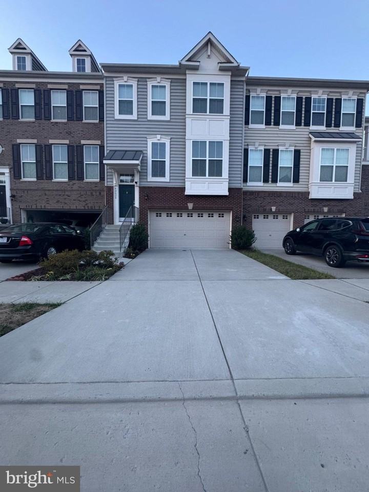42628 Oak Park Sq - Photo 2 of 14