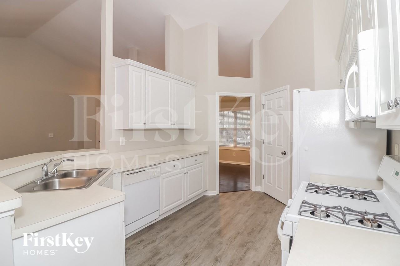 7250 Lanier Cove Ct - Photo 7 of 15