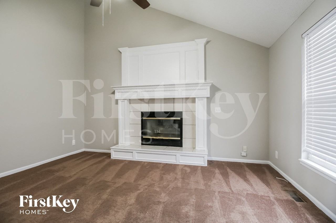 706 E 15th St - Photo 3 of 15