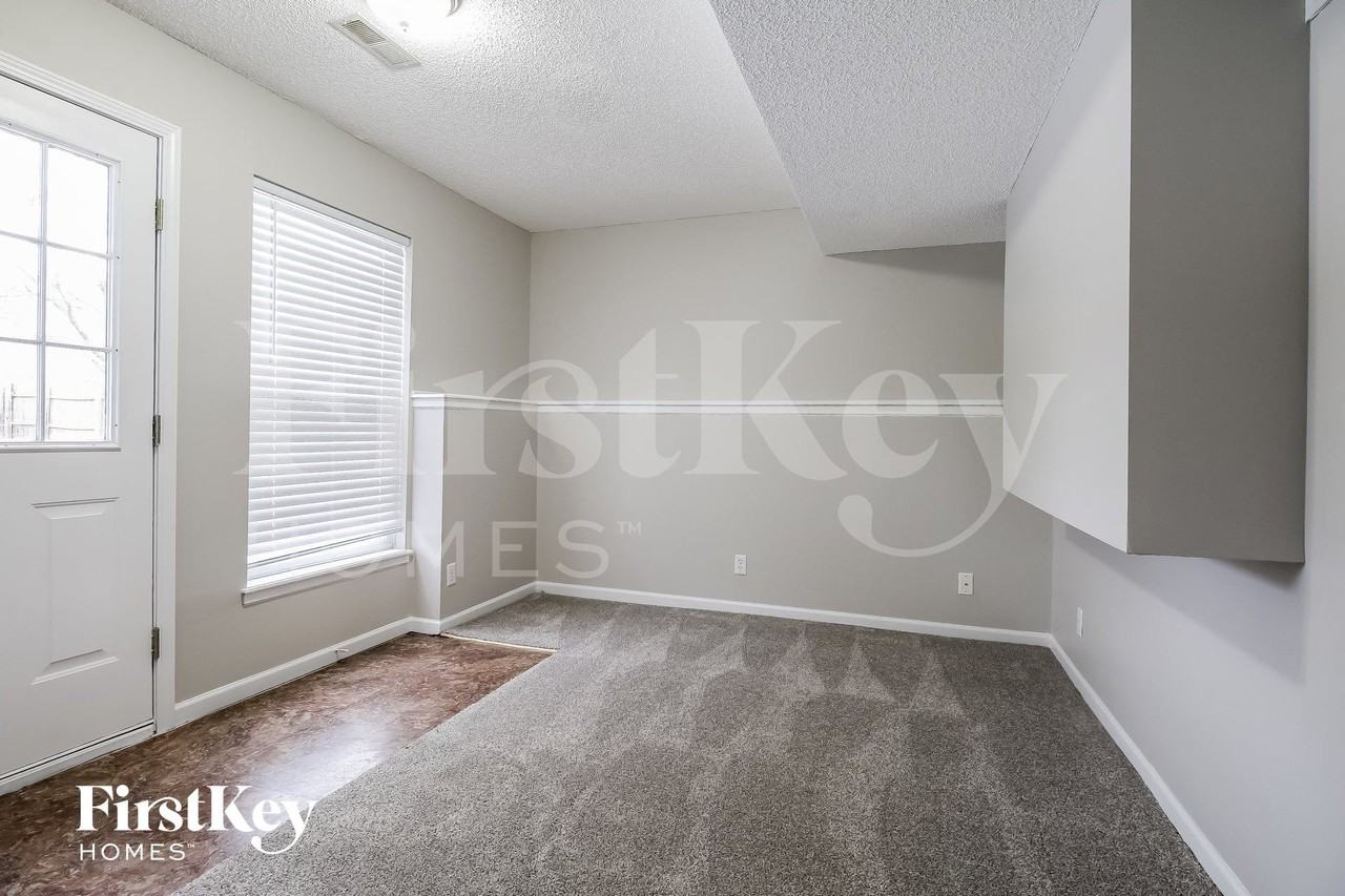 706 E 15th St - Photo 4 of 15