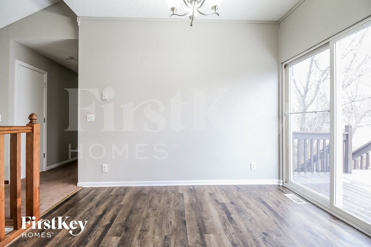 706 E 15th St - Photo 5 of 15