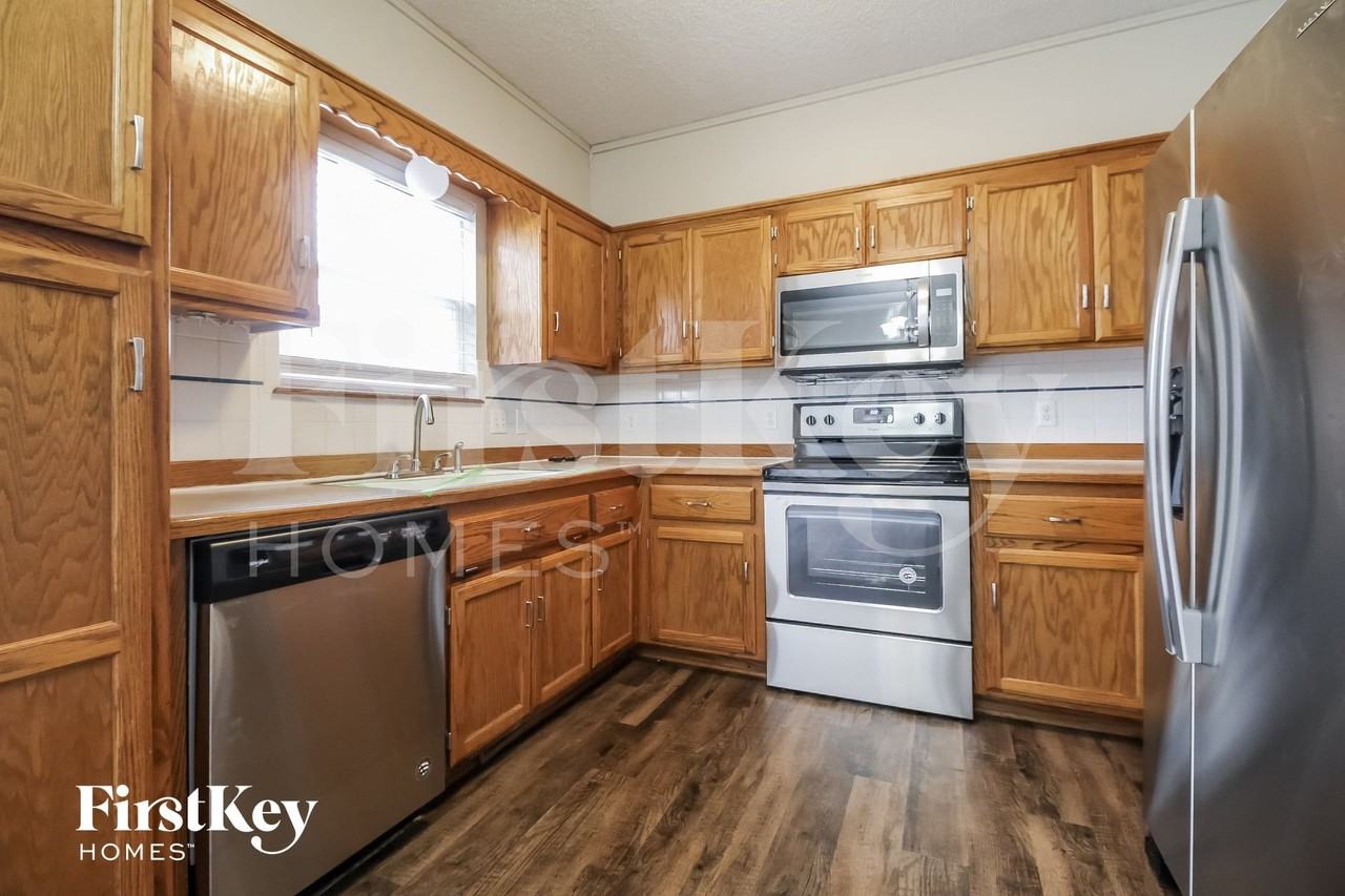 706 E 15th St - Photo 6 of 15