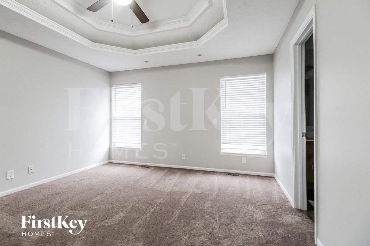 706 E 15th St - Photo 7 of 15