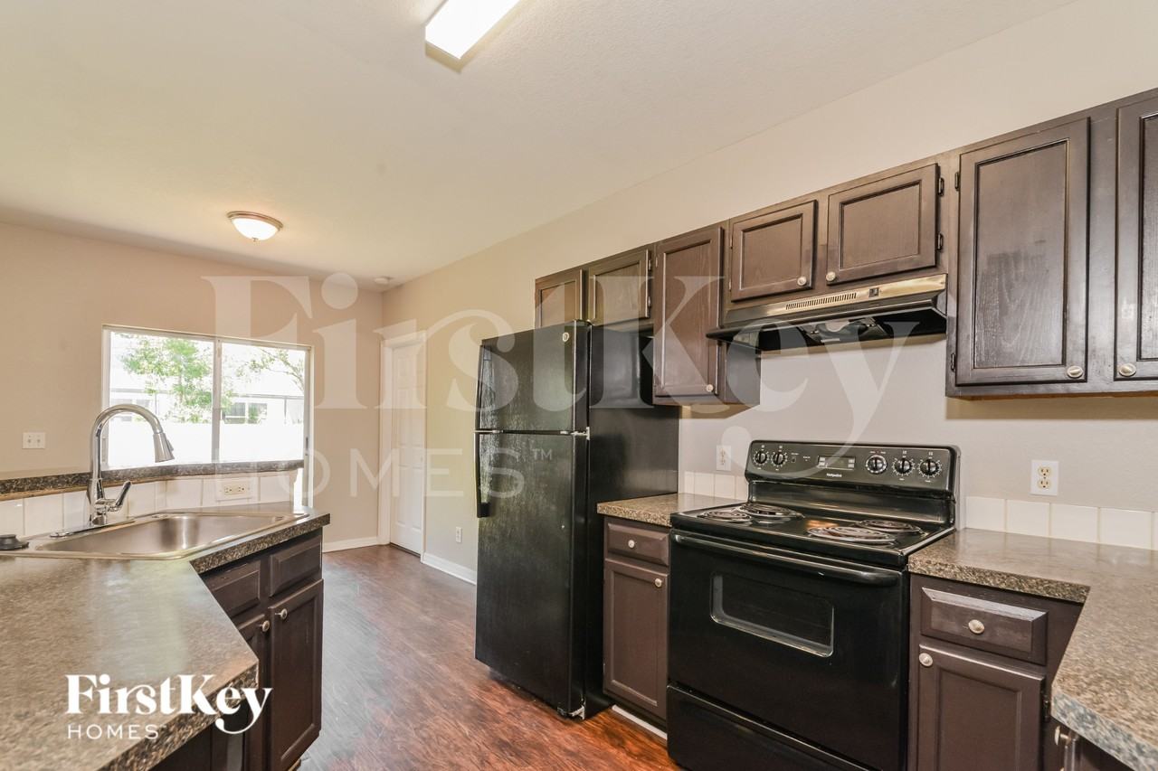 5306 Sylvania Ave - Photo 6 of 16