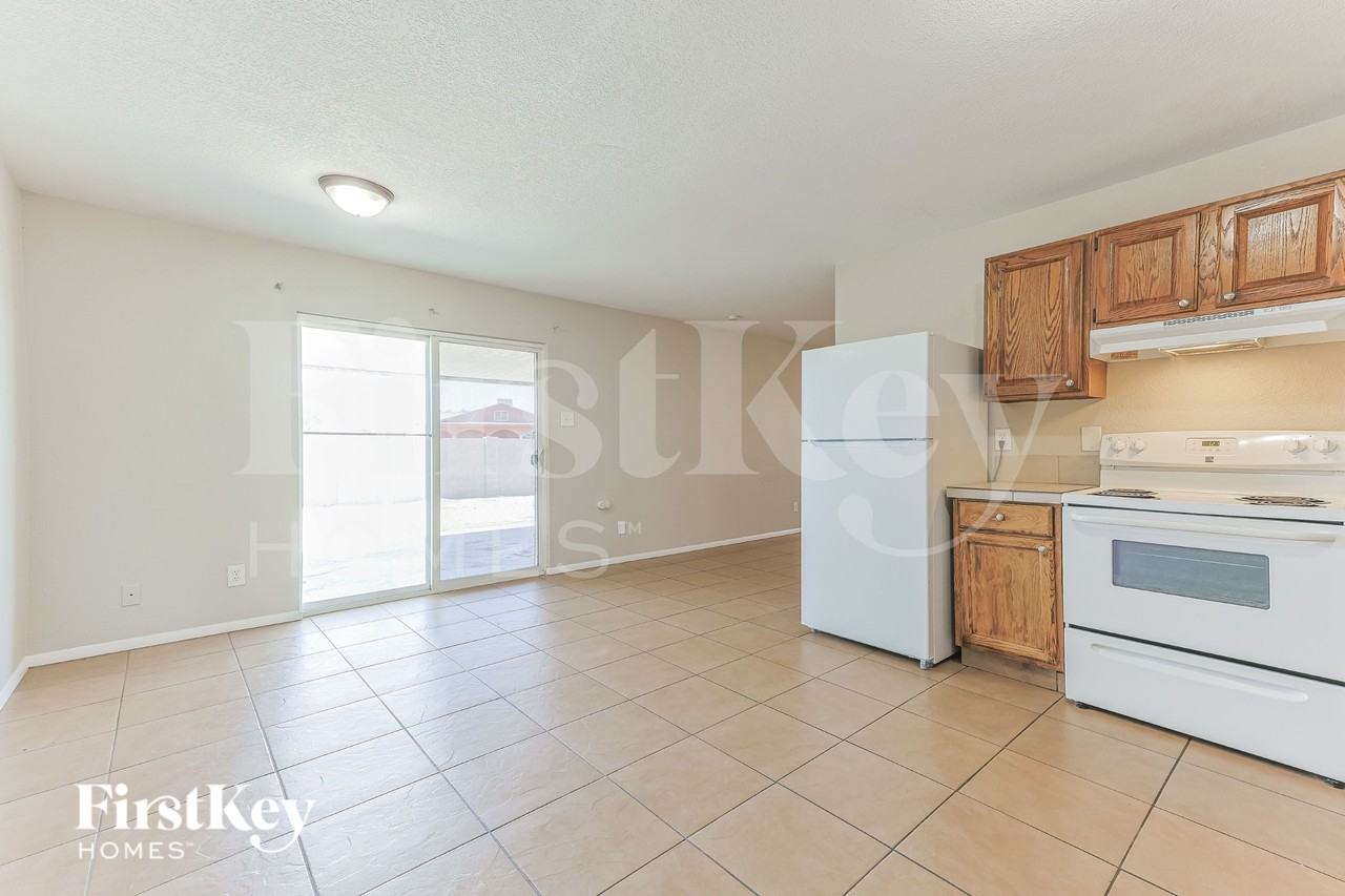 4649 E Bowker St - Photo 7 of 16