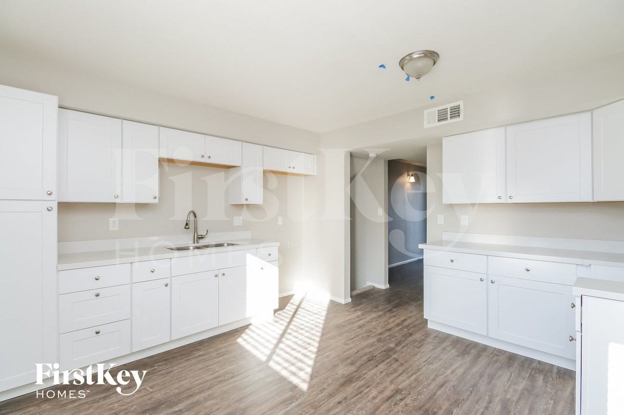4647 W Keim Dr - Photo 5 of 15