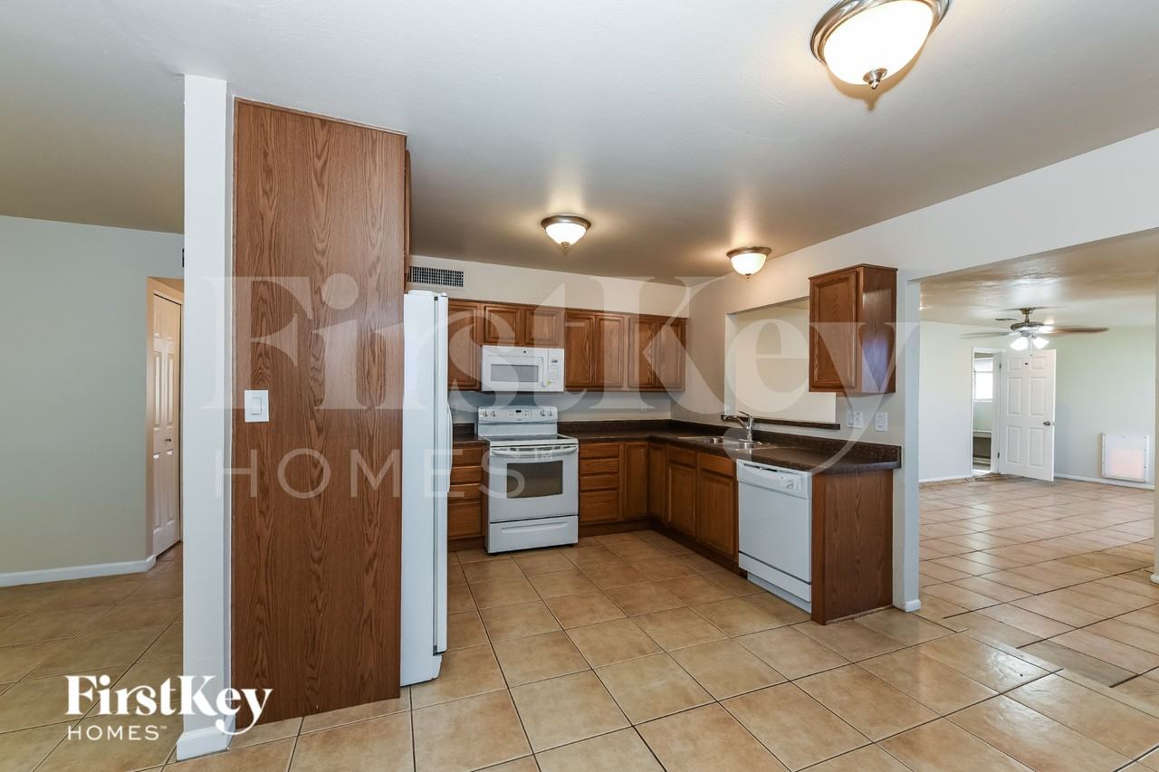4149 E Hartford Ave - Photo 5 of 15
