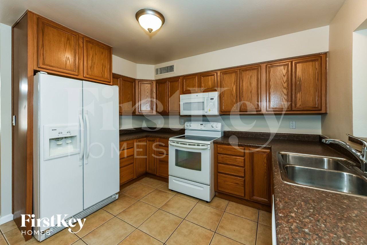 4149 E Hartford Ave - Photo 6 of 15