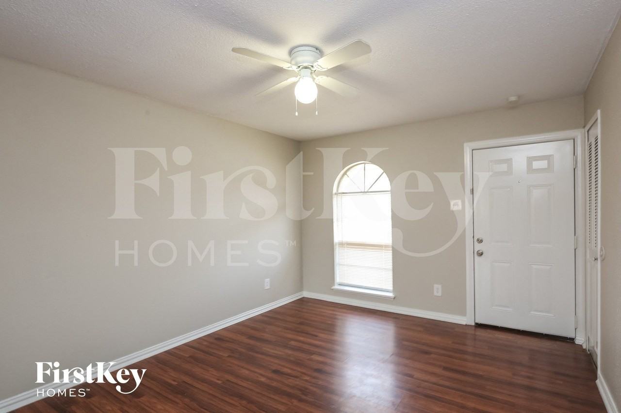 4013 Commonwealth Dr - Photo 2 of 15