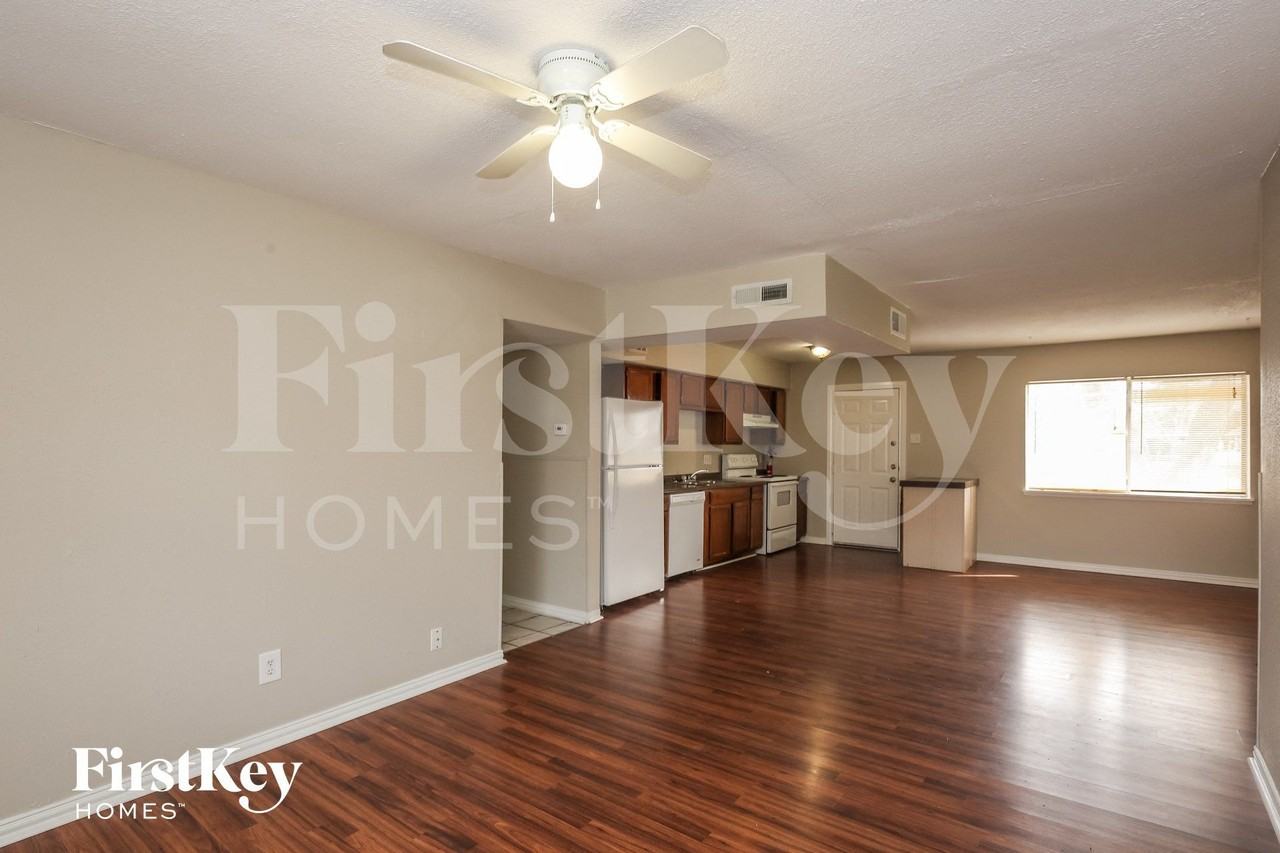 4013 Commonwealth Dr - Photo 4 of 15