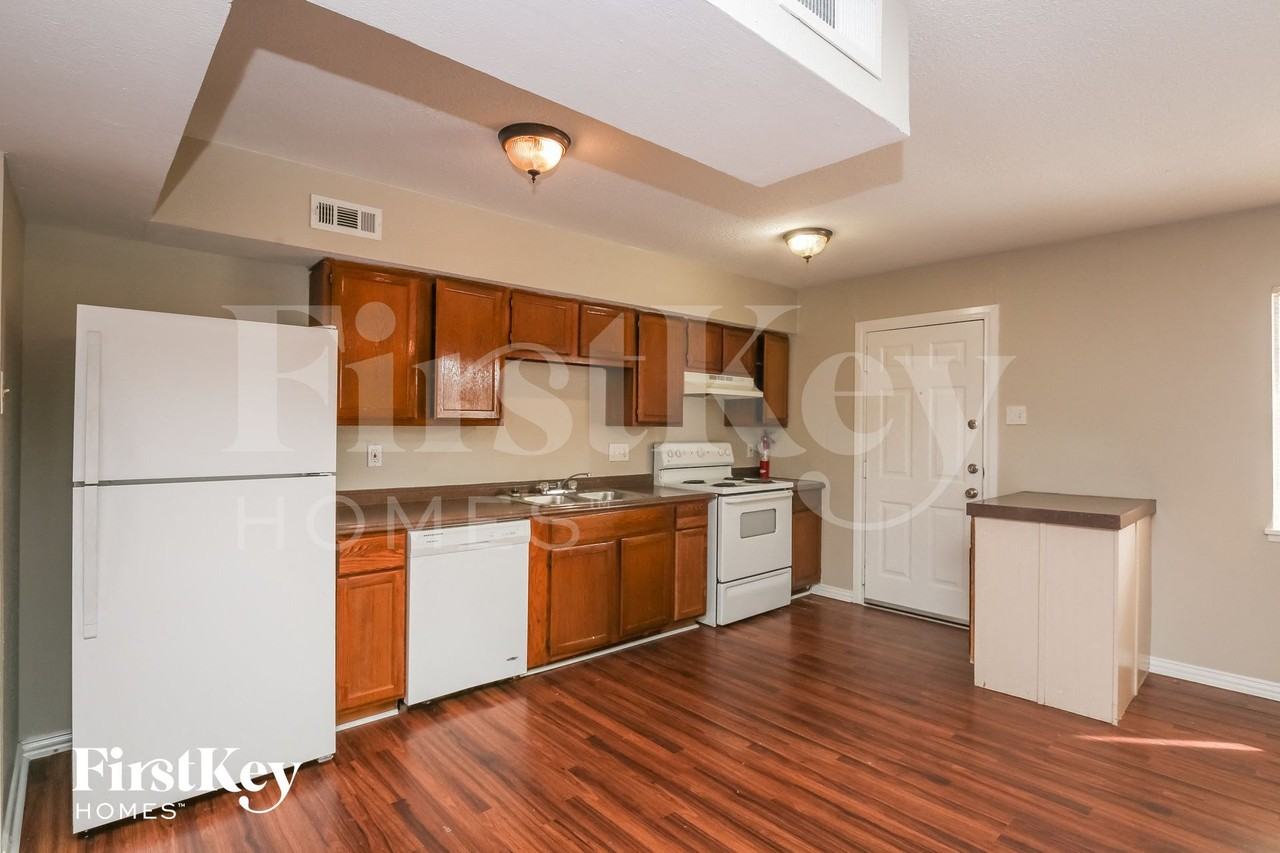 4013 Commonwealth Dr - Photo 5 of 15