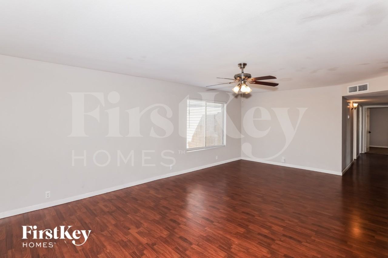 3631 W Caron St - Photo 2 of 15