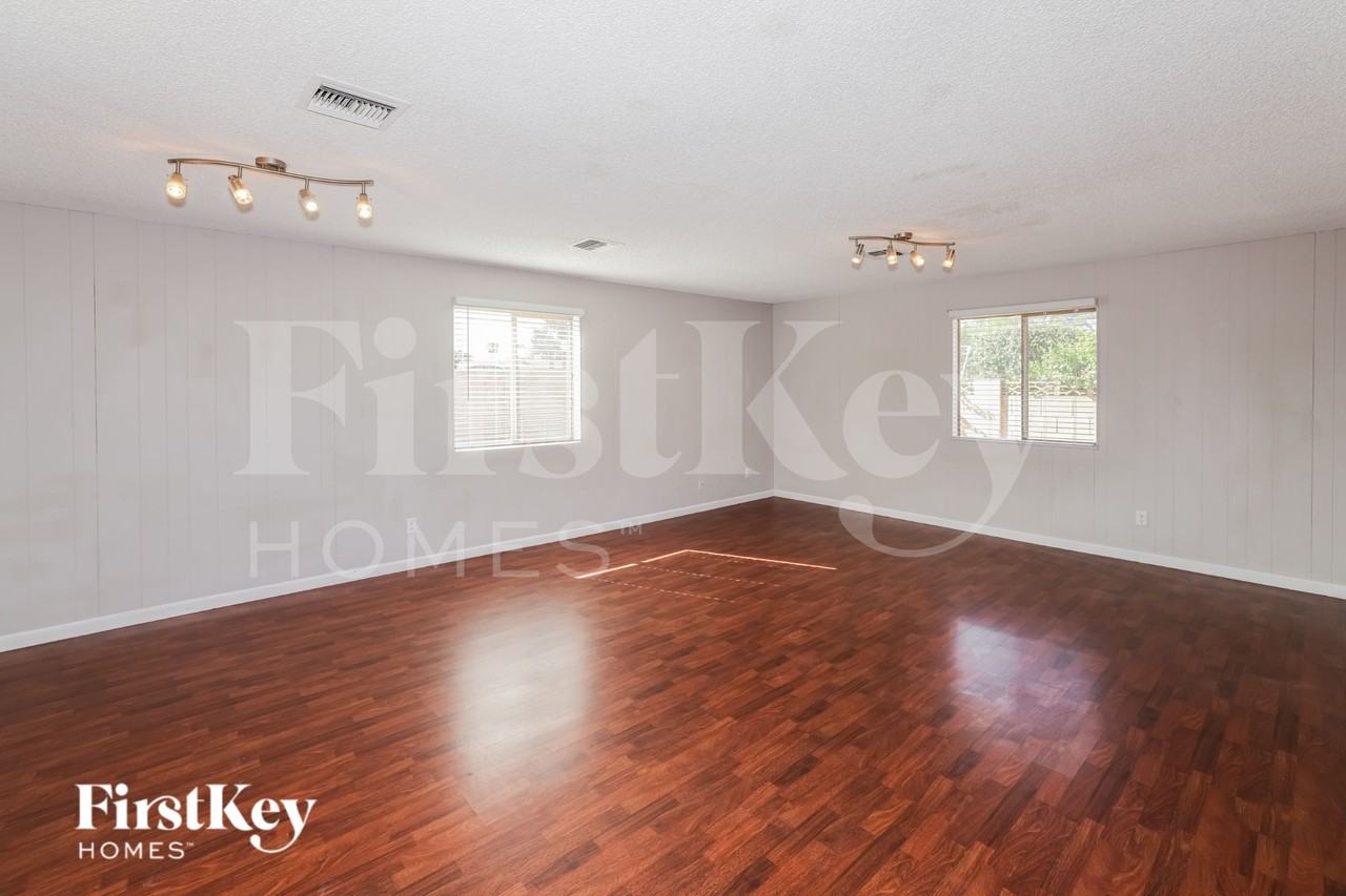 3631 W Caron St - Photo 3 of 15