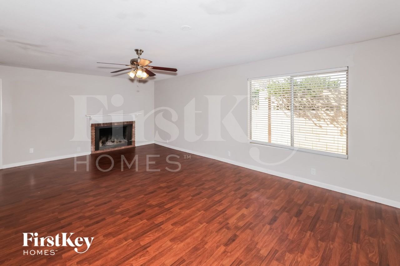 3631 W Caron St - Photo 4 of 15