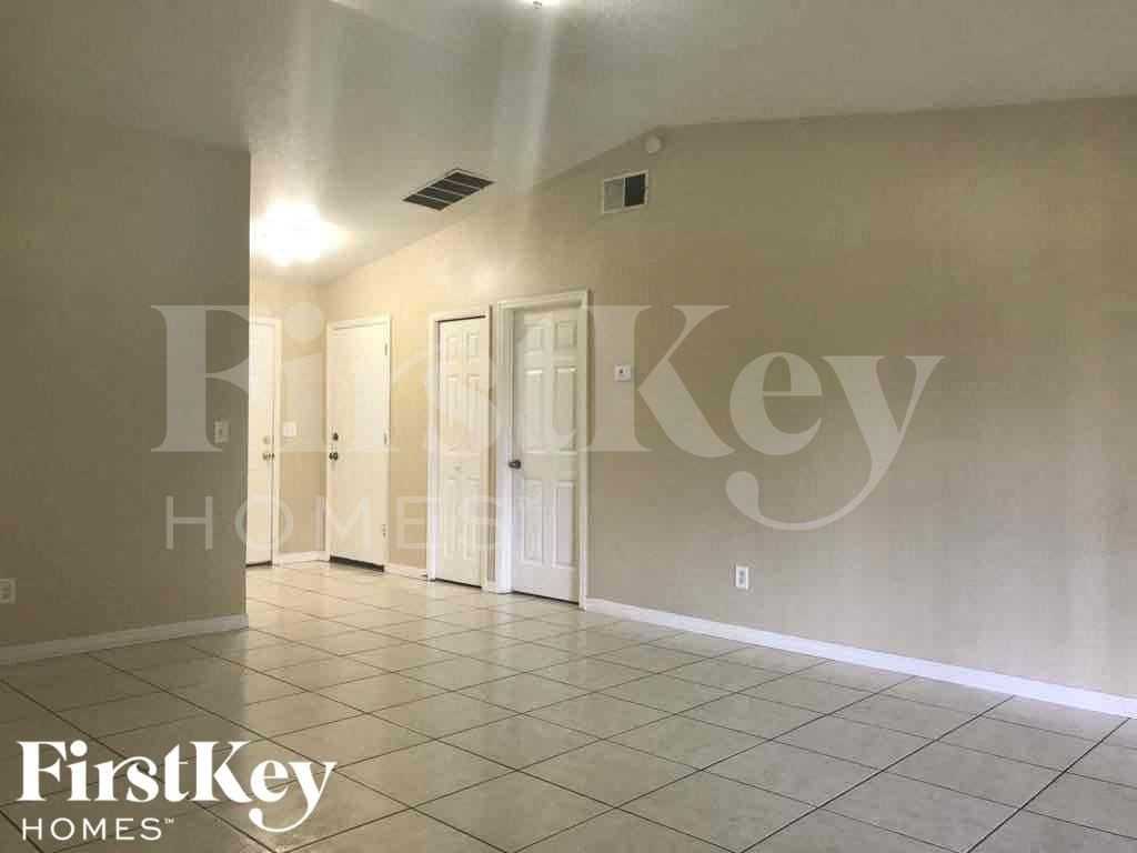 309 Clearwater Ln - Photo 4 of 12