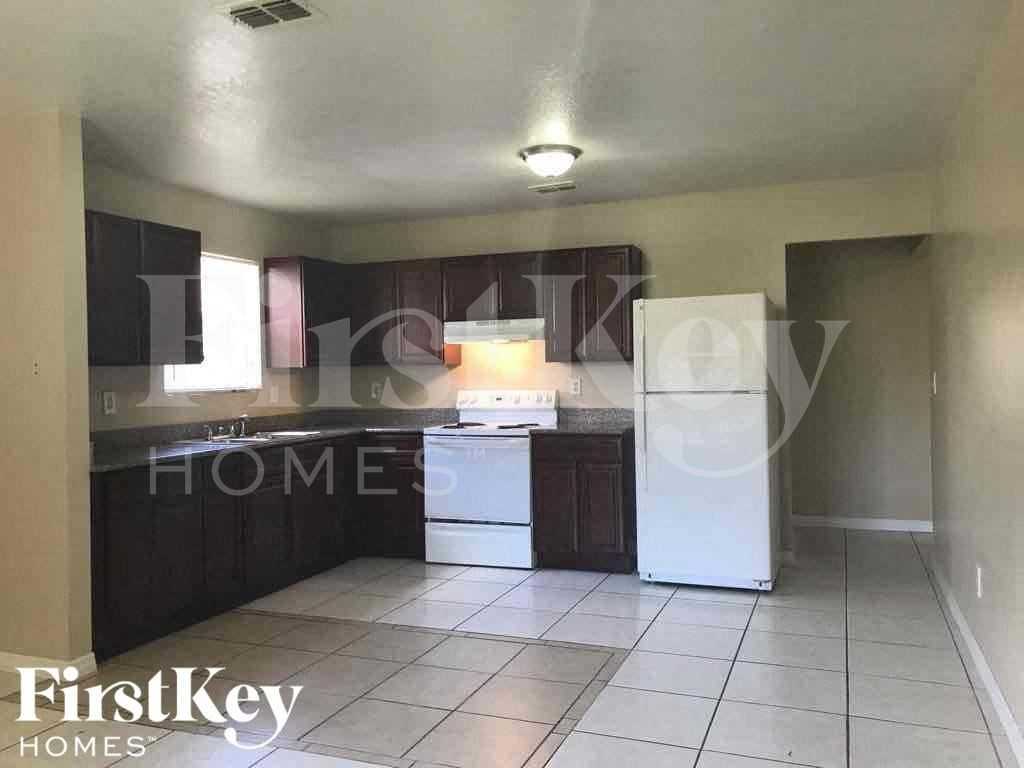 309 Clearwater Ln - Photo 5 of 12