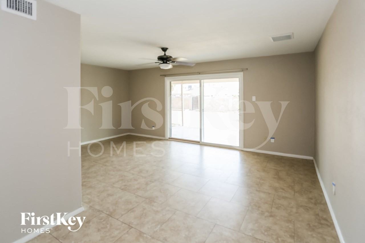 2037 W Rancho Dr - Photo 2 of 15